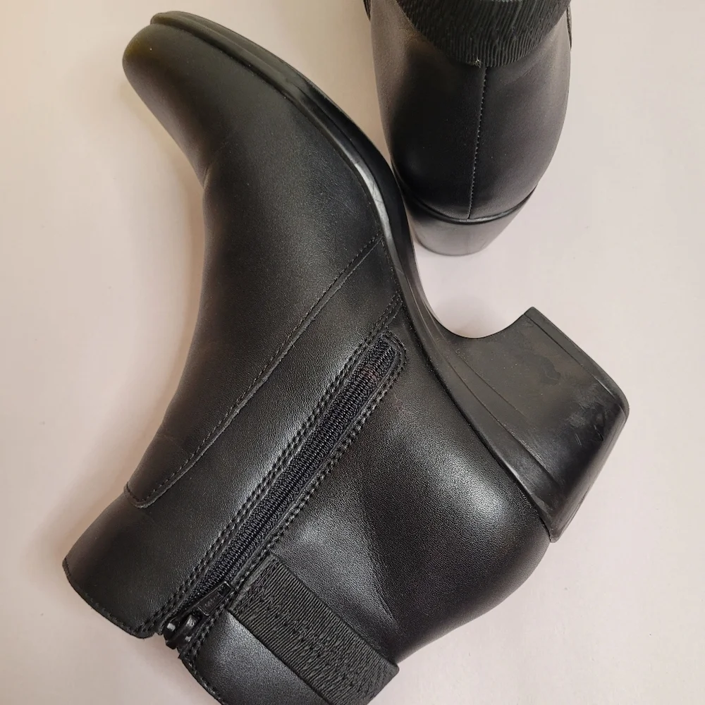 Clarks Emily Holly Black Leather Ankle Boots Women's Size 8 Side Zip Classic